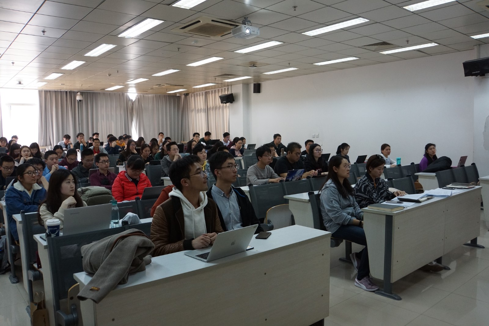 与会师生聆听报告.jpg 与会师生聆听报告.jpg